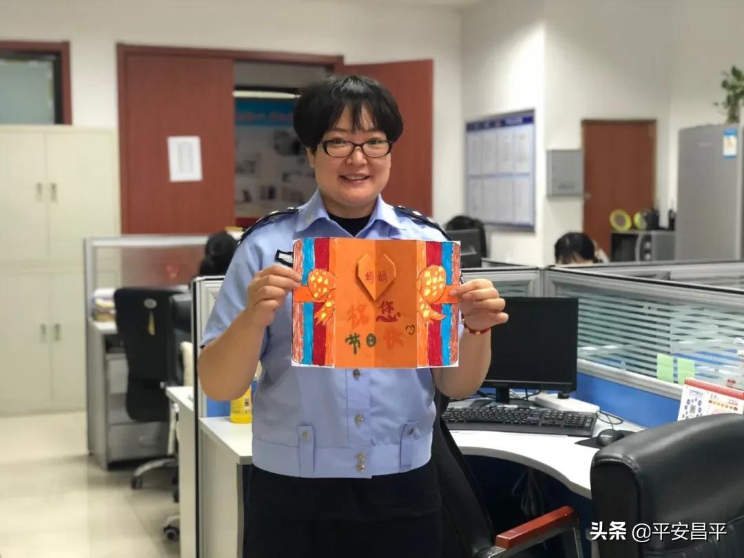 母亲节警察妈妈对警宝的寄语,警宝给妈妈过母亲节