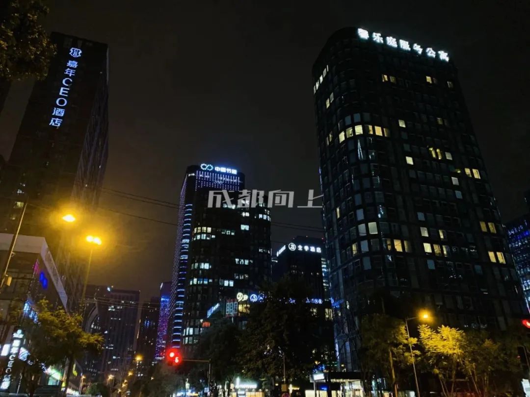 如何让成都变东京？网友：大LOGO收敛点