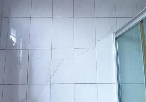 瓷砖开裂是不是地暖造成的,瓷砖开裂的原因和补救方法