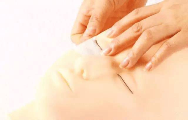 嫁接睫毛技术进行中,m型嫁接睫毛教程零基础手法