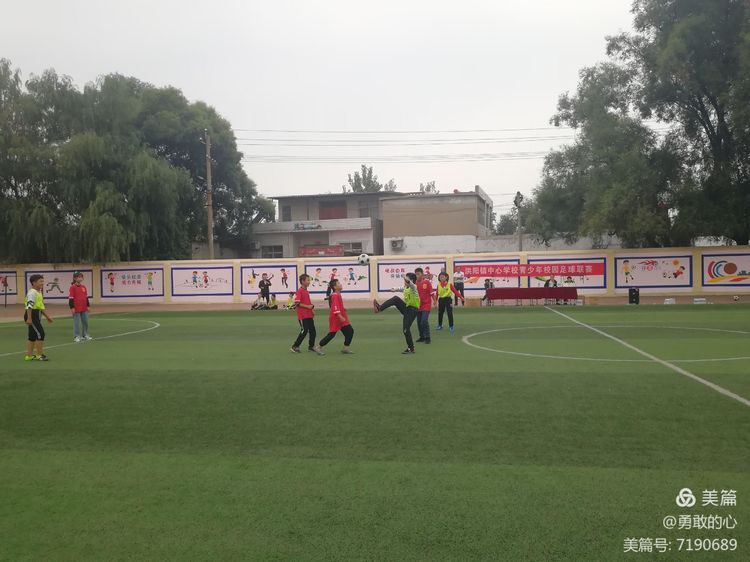 渑池县洪阳小将亮风彩，足球联赛展英姿
