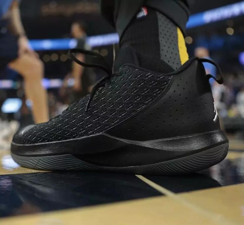 NBA球员上脚:本西蒙斯的迷彩球鞋,沃克穿AJ34郭艾伦配色