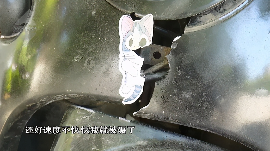 好好的送着外卖，前杠突然断裂，骑车人瞬间飞了出去……