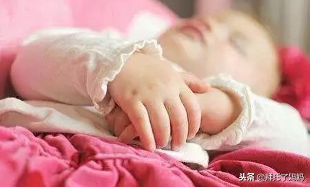 宝宝偏头睡觉怎么纠正最有效,一岁宝宝偏头睡觉如何矫正