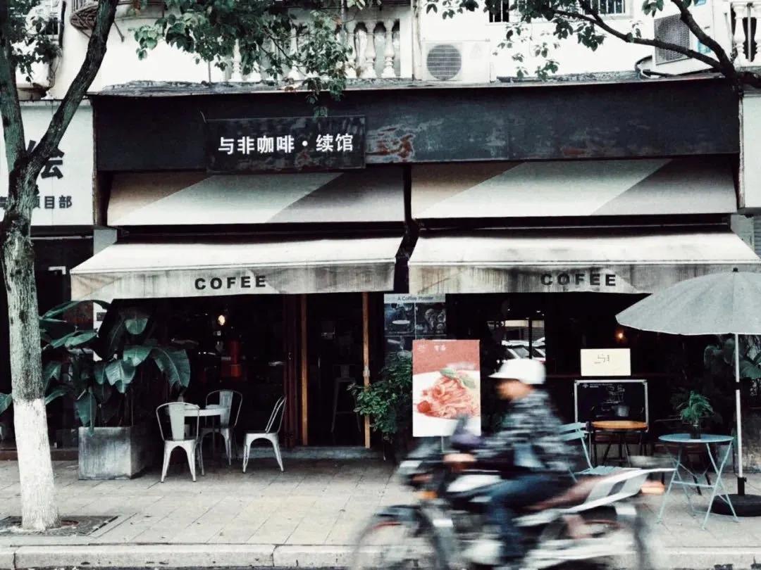 每天要喝掉两杯奶茶,每天要喝2000ml咖啡