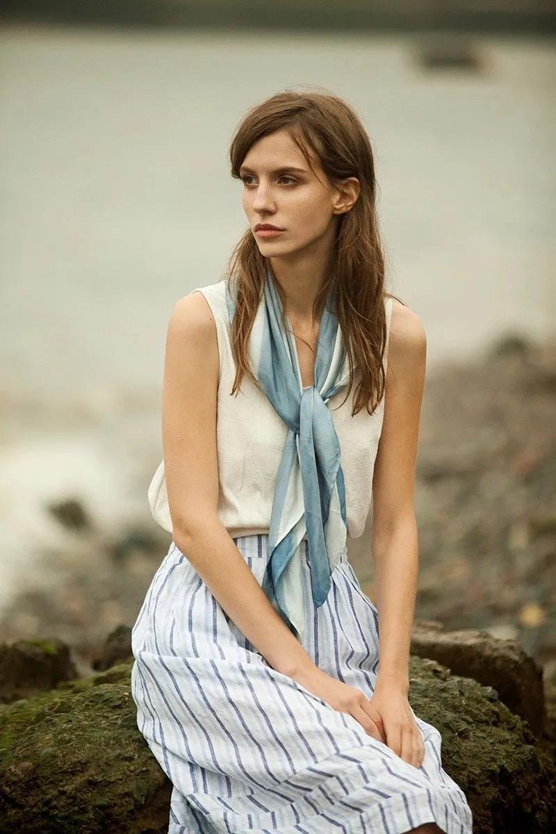 一条方丝巾怎么穿出时尚,素色丝巾的系法大全简单又好看