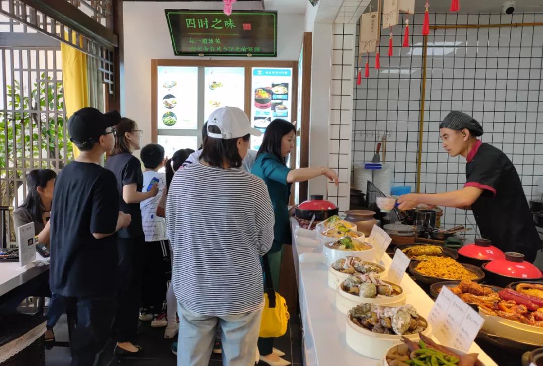 甬妈妈入驻南湖爱心捐赠仪式暨《甬帮融合热菜》新书发布成功举办