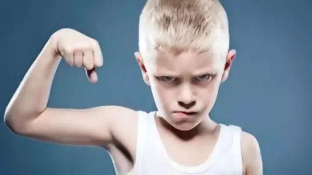 为何孩子总是霸道任性？和家长有关系，家长应该这么教育孩子