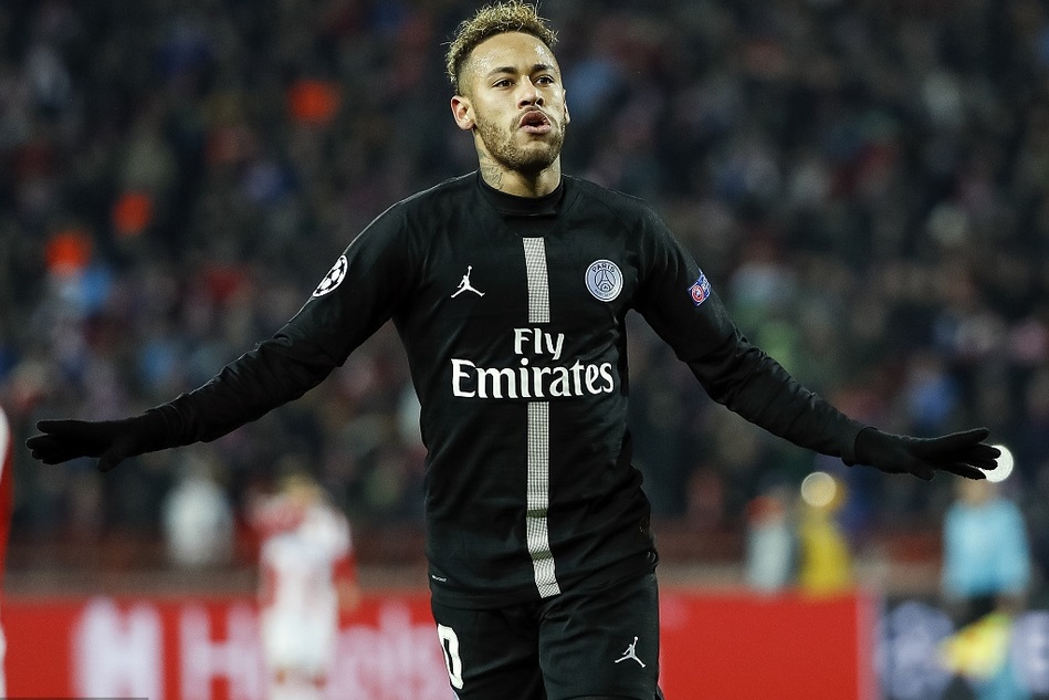 被内马尔踢一脚,内马尔被一群人踢