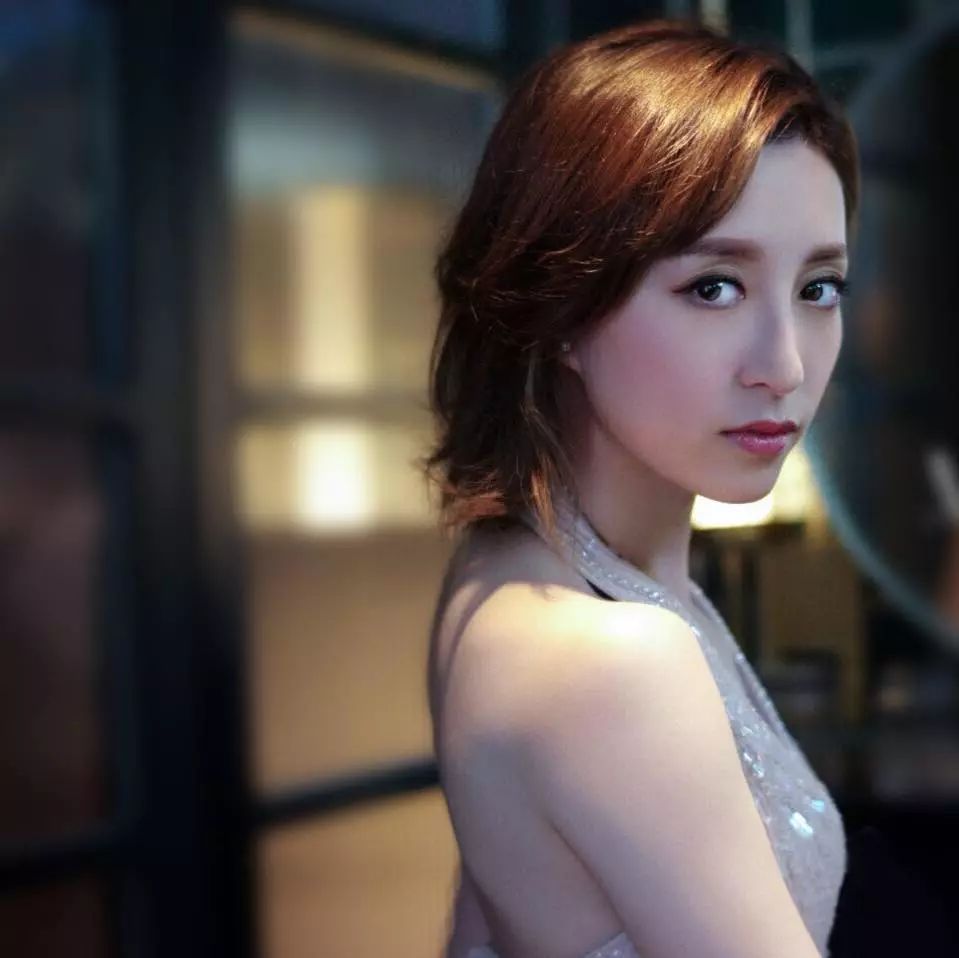 tvb力捧小花拍戏被偶遇,tvb实力小花入行16年宣布离巢