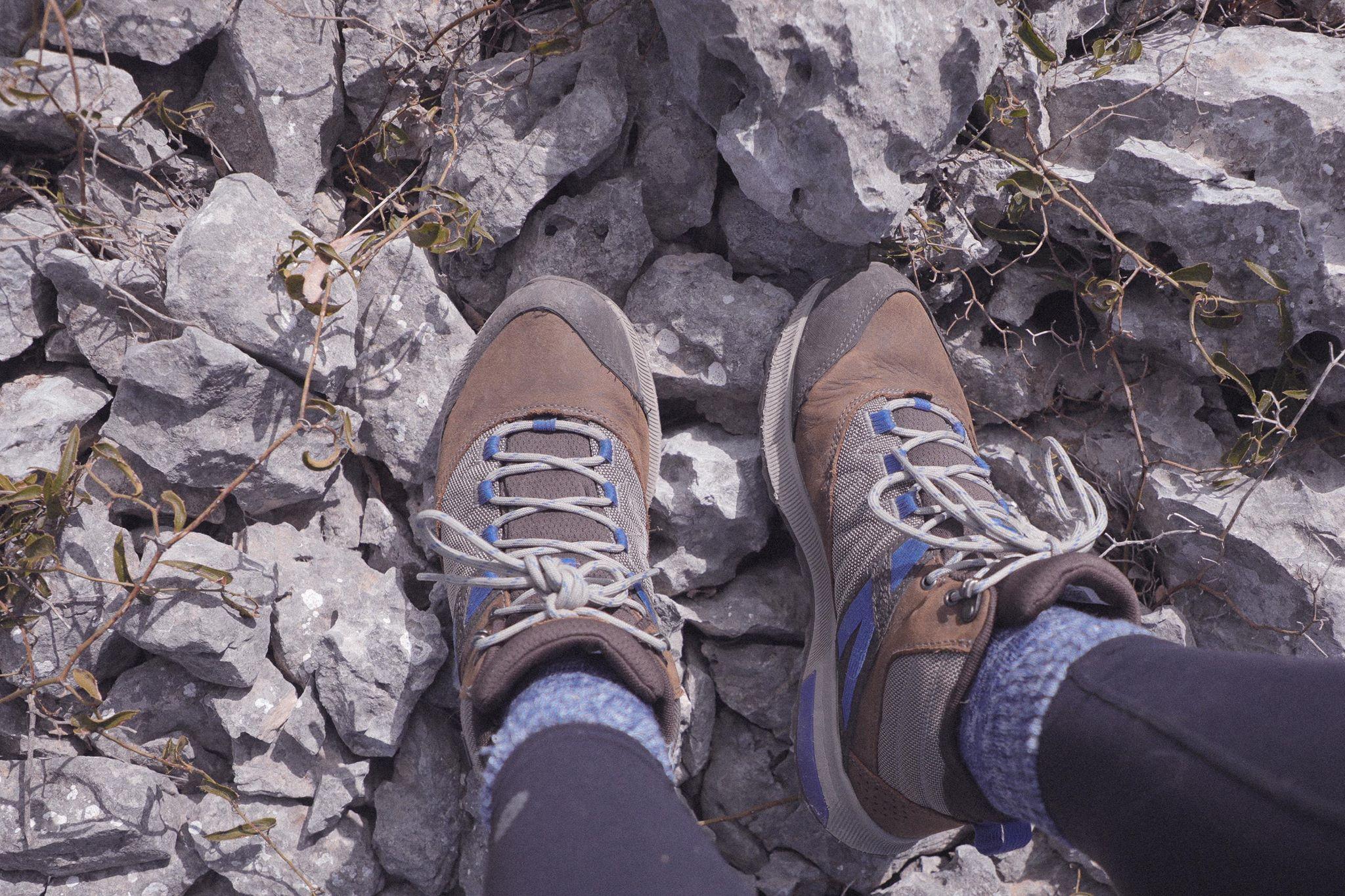 穿着徒步鞋去和爸爸爬山,merrel登山鞋男