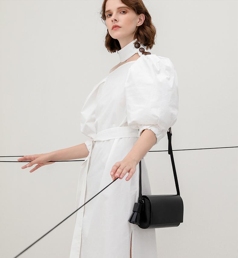 包包也有中性风，混搭帅气造型