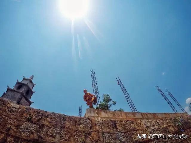 中缅边境的佛寺,旅途中遇到藏区僧人