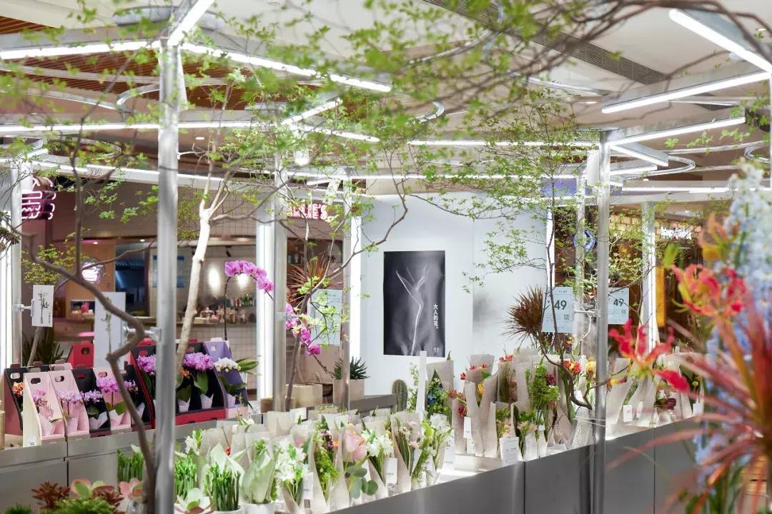 在花园里和鲜花为伴,在花店与鲜花为伴