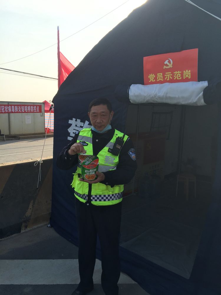 59岁老民警主动请缨上疫情防控一线，龙其安以卡为家创作抗疫诗歌