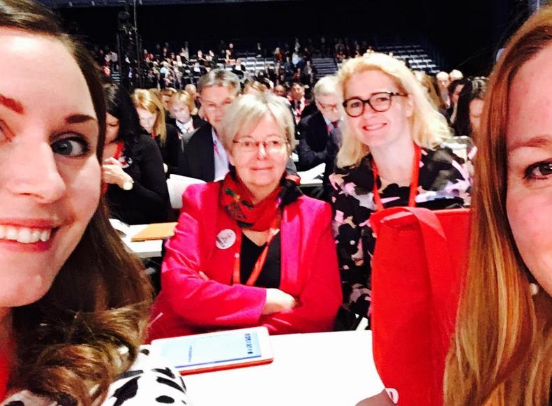 芬兰34岁美女总理自拍图曝光：喜欢与帅哥合影，爱分享私生活