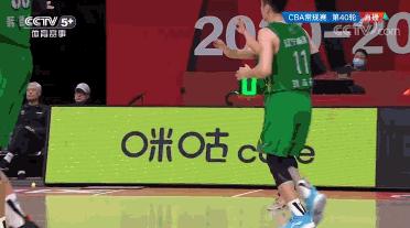 继伟绝平3分后辽篮替补席的狂欢,继伟集锦