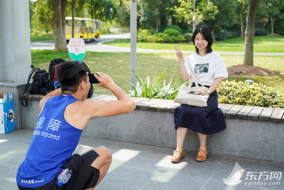 踢球、跑马、摄影样样都行探秘沪上盲人兄弟俩20岁的灿烂年华