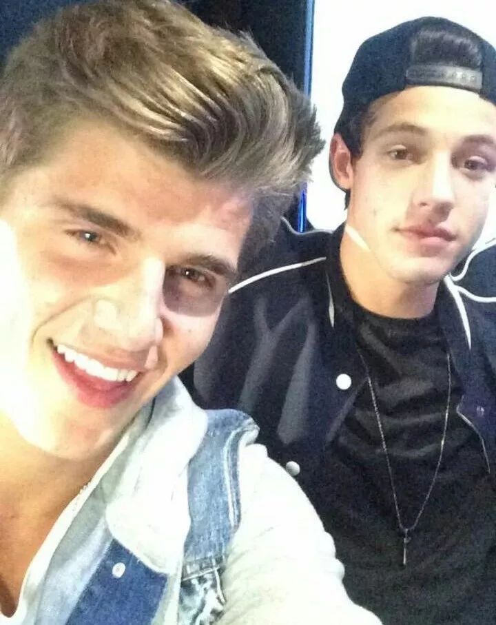 被嘲笑路人长相的搞笑网红TwanKuyper，成为Versace男模