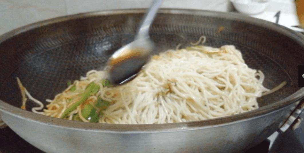 酱油炒面粘锅,炒粉炒面一放酱油就粘锅