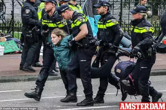 伦敦大混乱！*威示**者“血染”财政部，躺尸唐宁街，这是要上天？