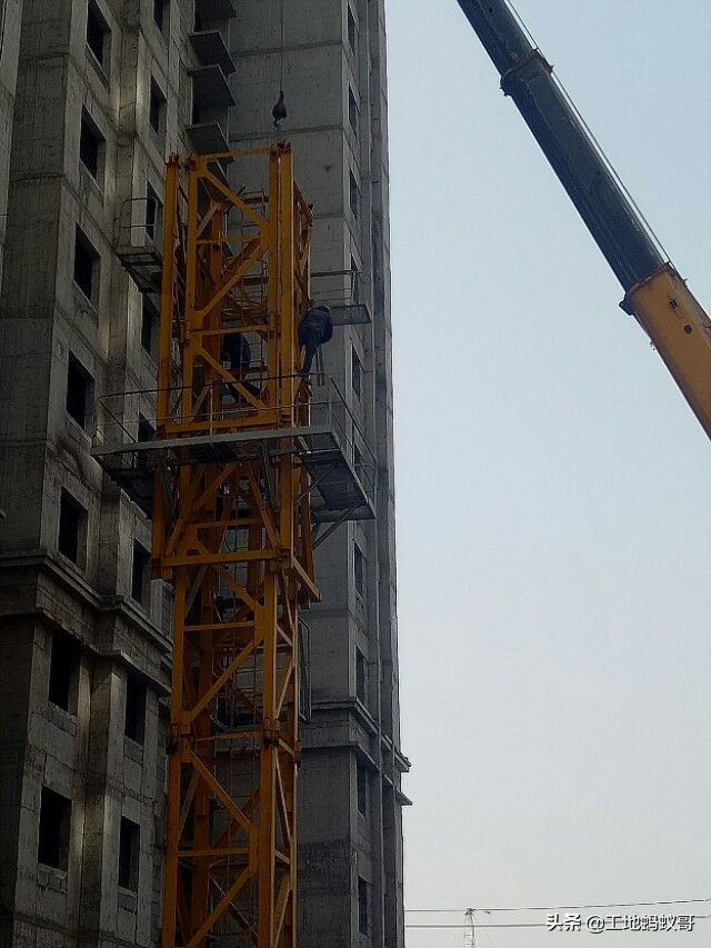 一个塔吊一年赚多少钱,一个塔吊多少工人