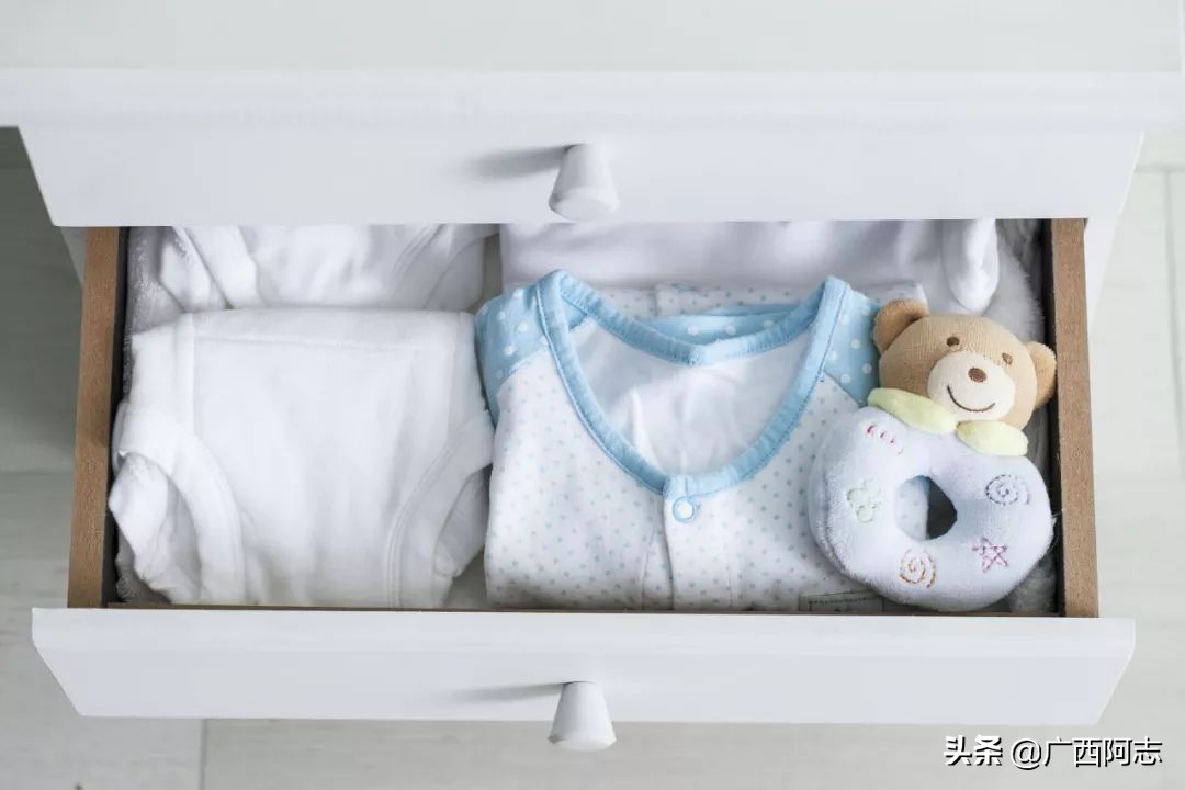 衣服上的污渍怎么洗,孩子白色衣服顽固污渍怎么洗