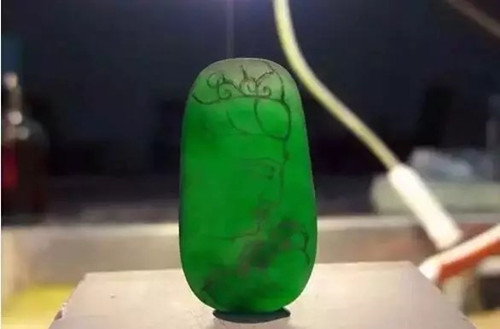 十五万买翡翠原石切开震惊众人,翡翠原石切开后哪种纹路是正常的