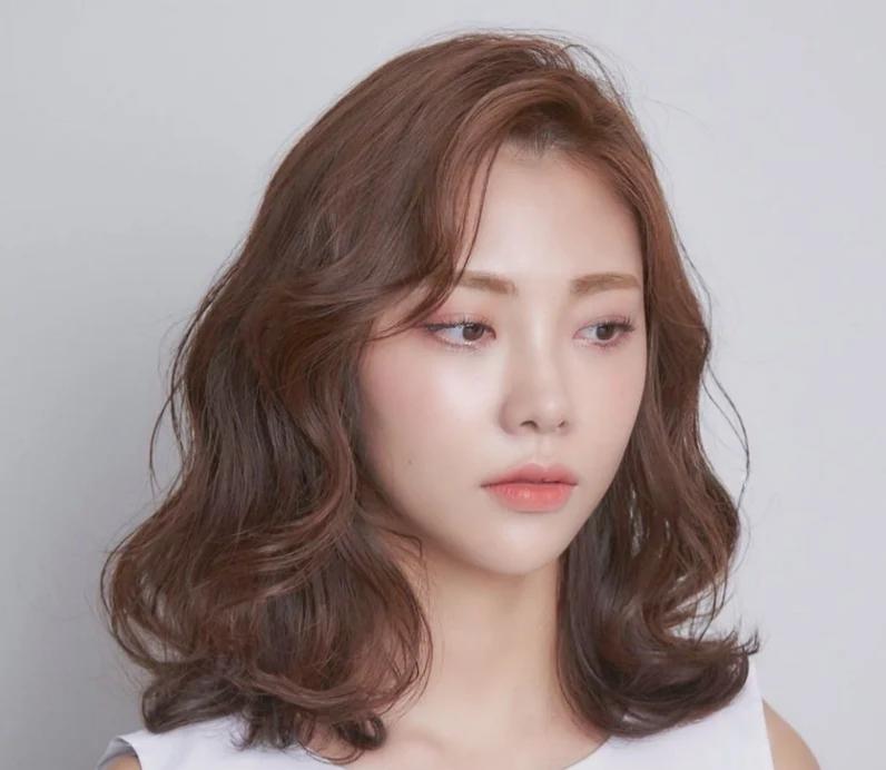 今年流行短发大脸女士适合的短发,最新超级短发流行款