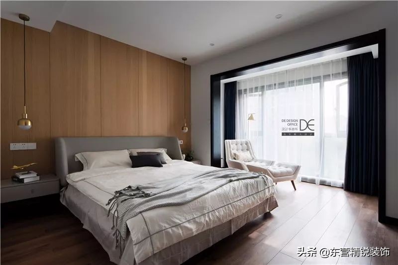 主卧背景墙护墙板装修效果图大全,100平方现代轻奢护墙板装修多少钱