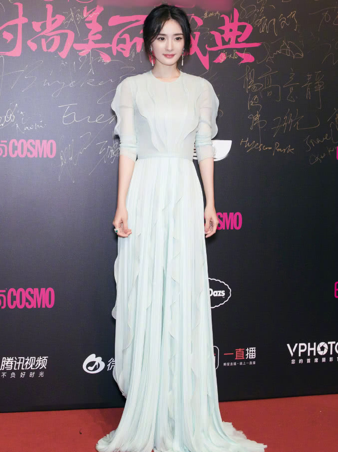杨幂的气质真是绝了，参加活动穿“海浪裙”，美出了新高度！