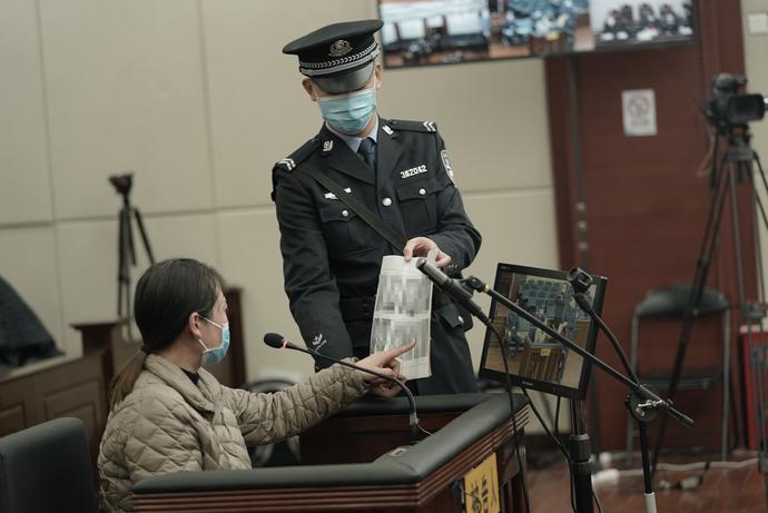 劳荣枝890分钟庭审细节：看到被肢解照片撇头尖叫