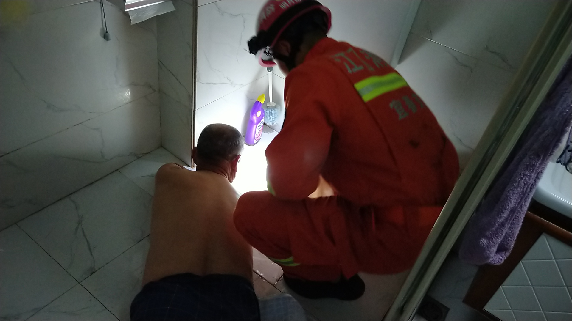 七旬老人手卡便池救人,老人手臂被卡便池消防助其脱困