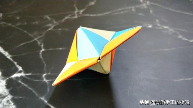 好玩的折纸旋转陀螺有一点点复杂,不用胶水就可以折的陀螺