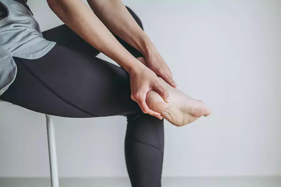 每天跑步后脚底板疼痛,跑步脚底板中间凹位疼