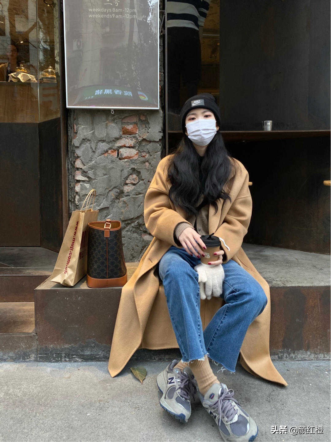 驼色长款大衣冬天怎么搭有女人味,冬季驼色大衣怎么搭配显年轻