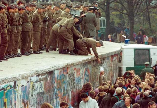 德国柏林墙的故事,柏林墙背后的真实故事