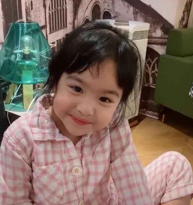 包贝尔女儿包饺子李现评论,包贝尔女儿搞笑饺子化身迷妹李现