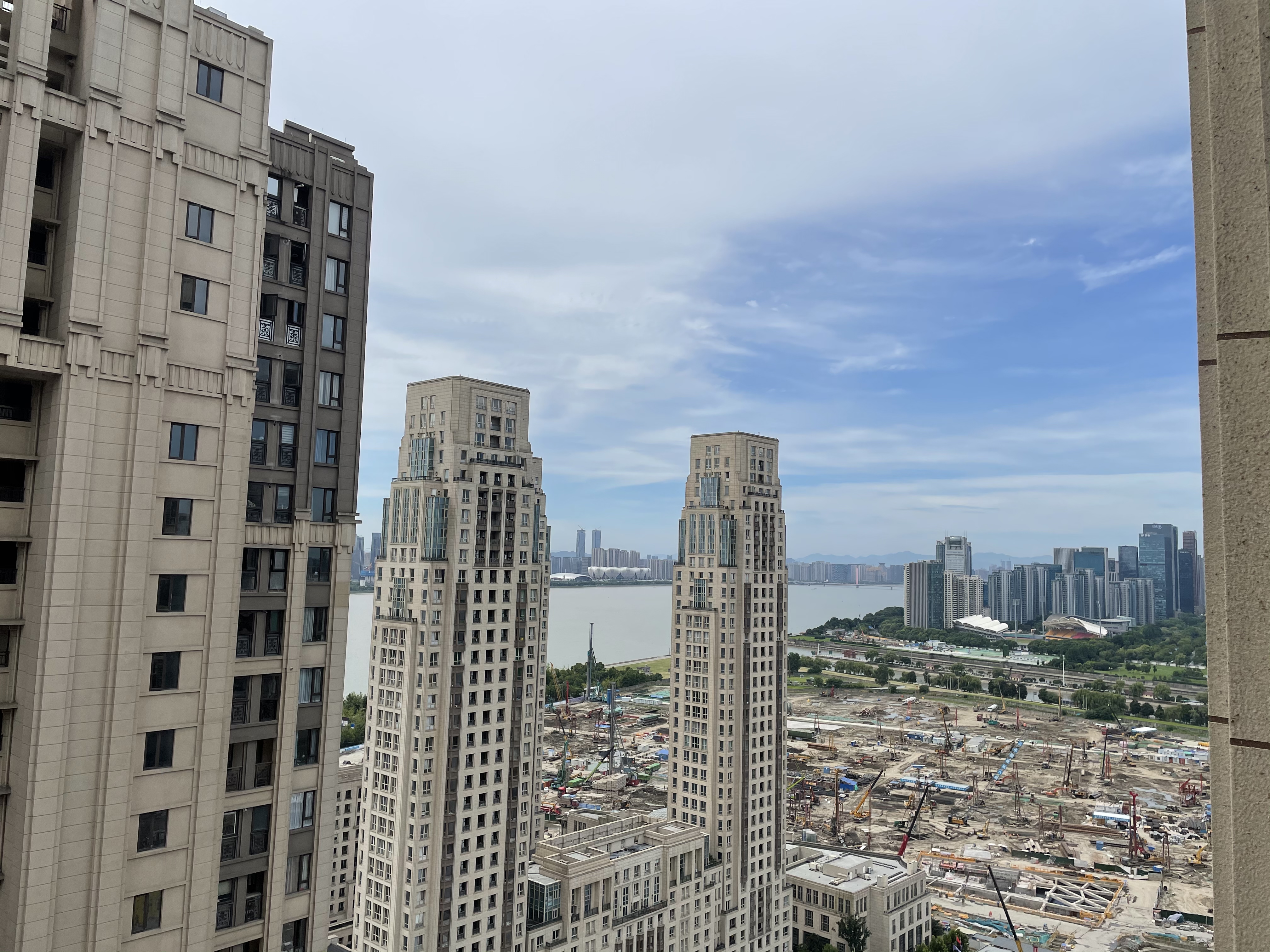 一线江景法拍房,一家老小都出动