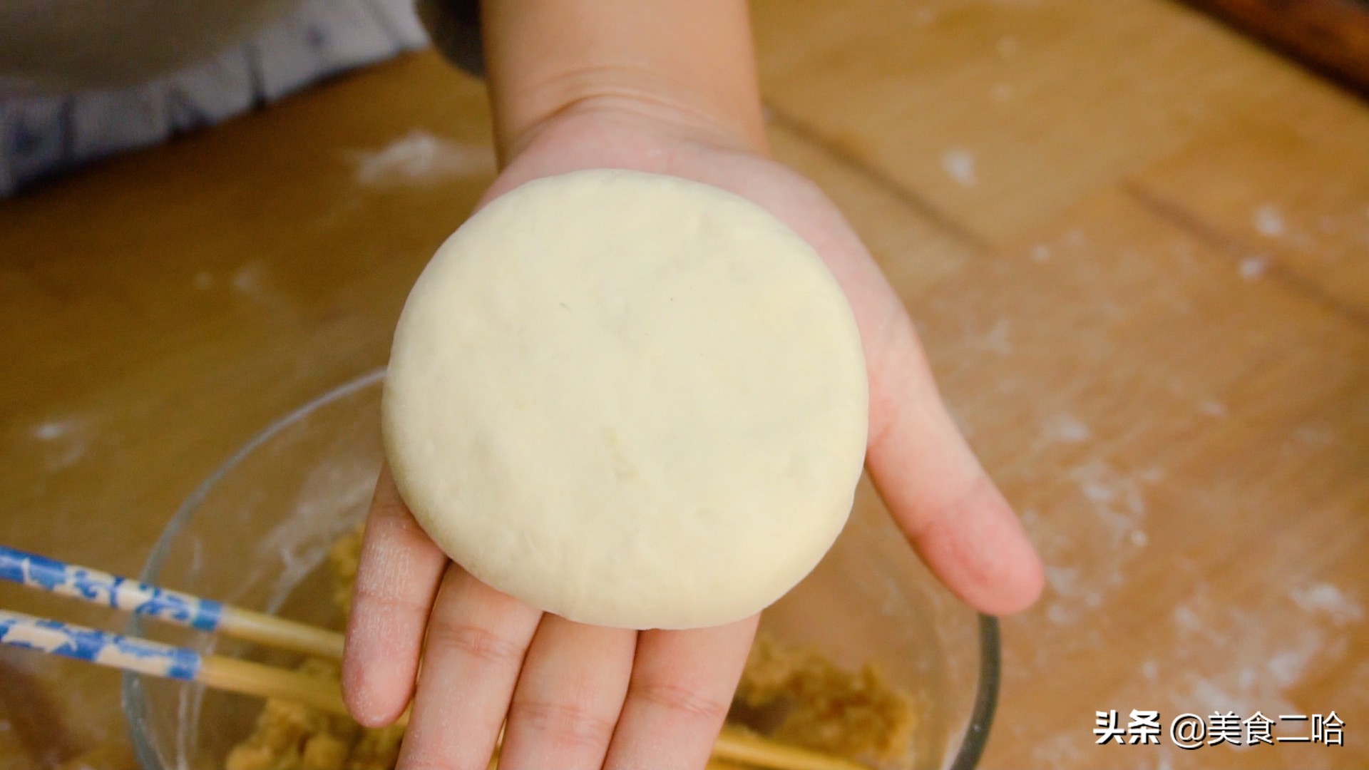 面点师饼皮酥脆的和面方法,面点师教你做油炸饼的视频教程