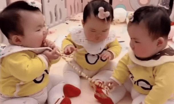 “大金链子爷爷”被三胞胎“抢劫”火了，一不小心生了三个小财迷