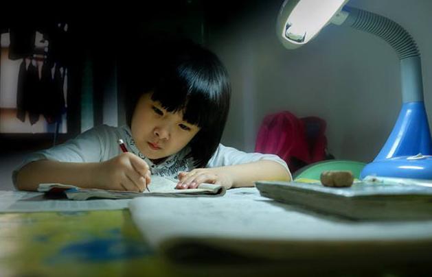 辟谣黄灯闪烁不允许闯,孩子晚上学习时灯光照度标准