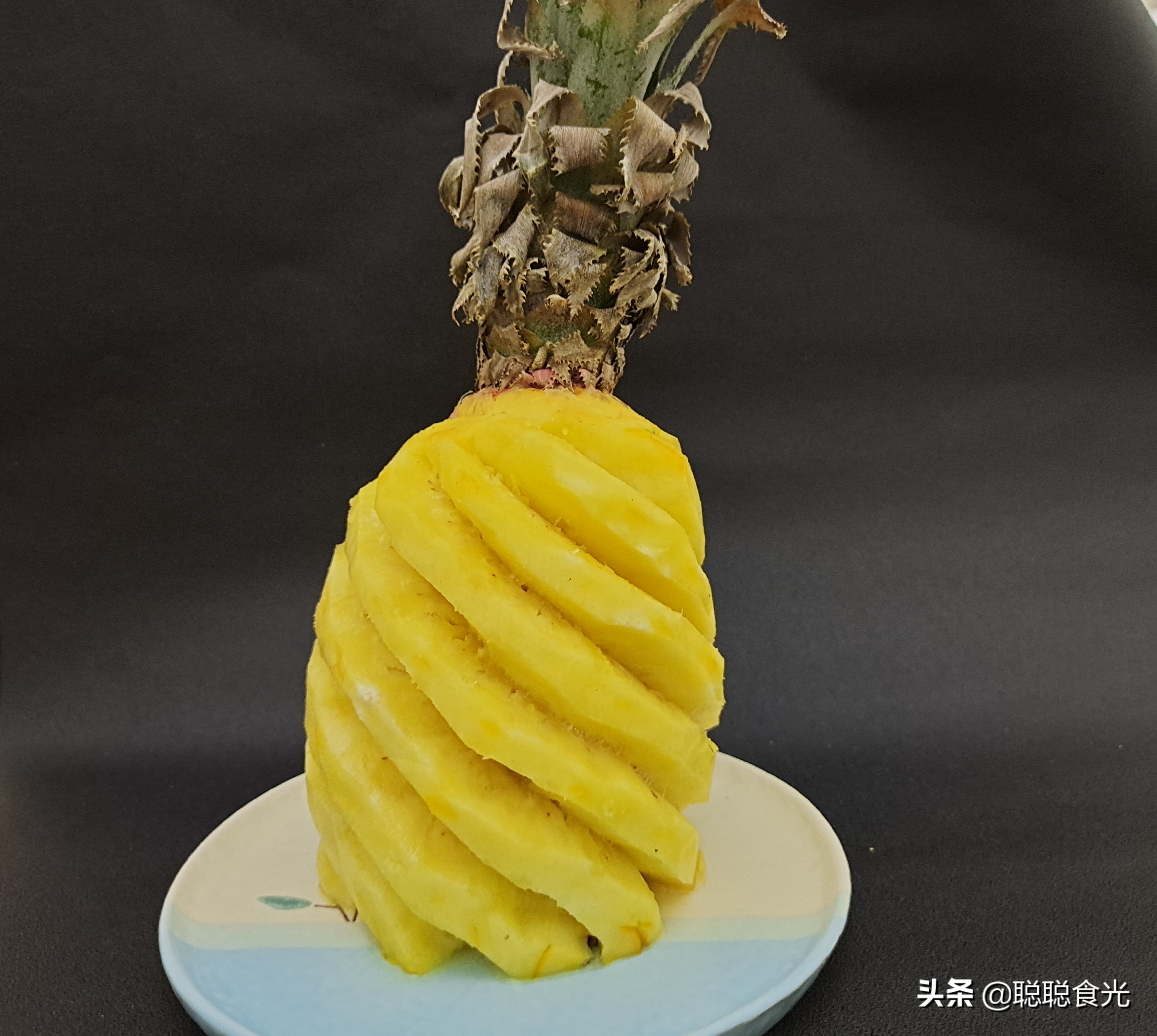 吃菠萝之前为什么要用盐水泡一下,菠萝咕咾肉的菠萝要用盐水泡吗