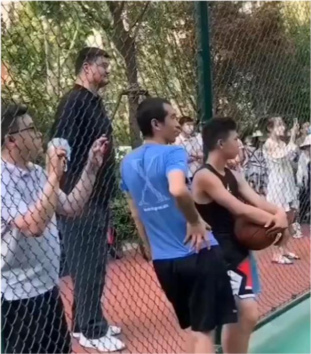 姚明与女儿姚沁蕾最近打球视频,姚明12周岁的女儿姚沁蕾身高