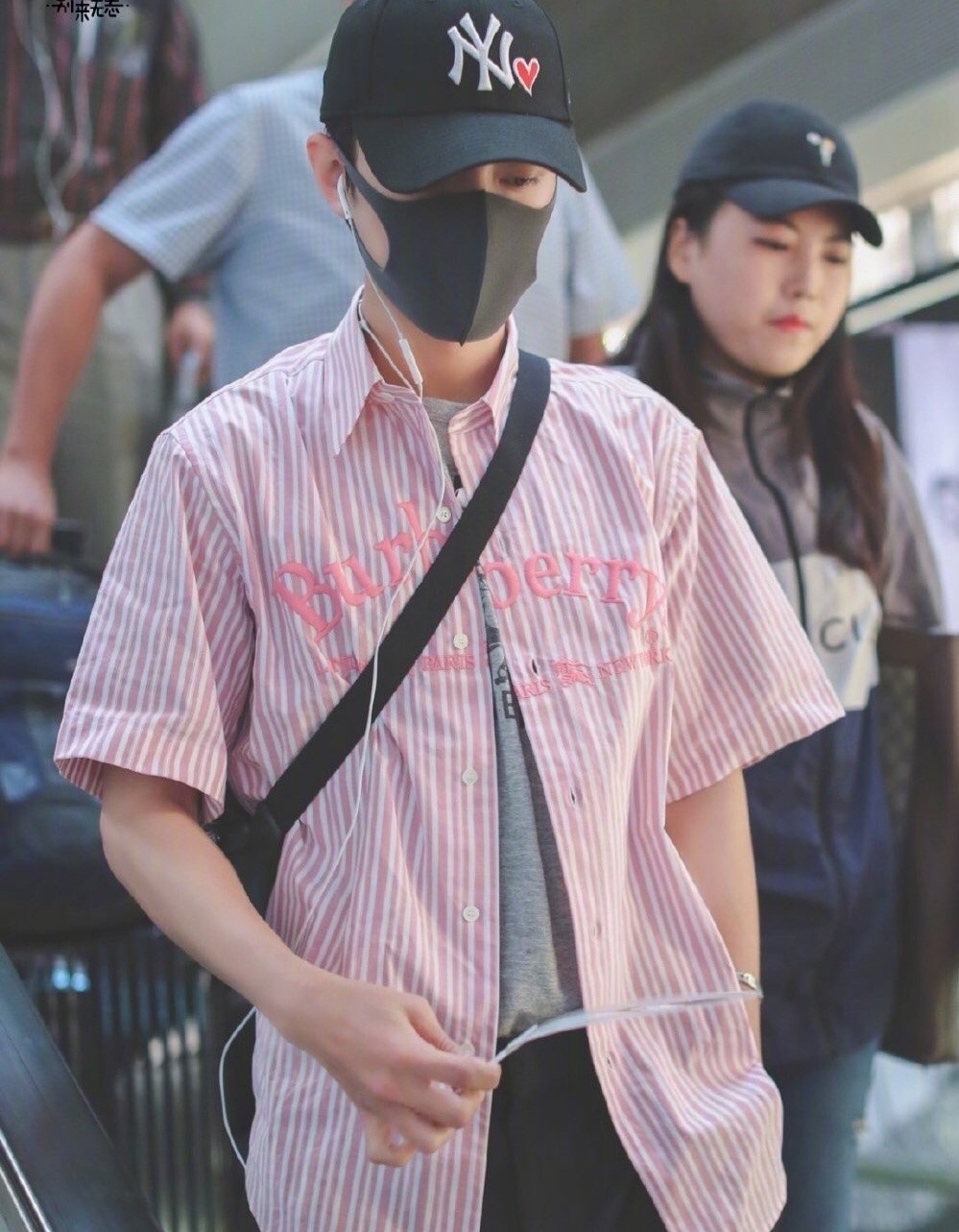 肖战西装露腹肌照片高清,肖战上半身露出腹肌图