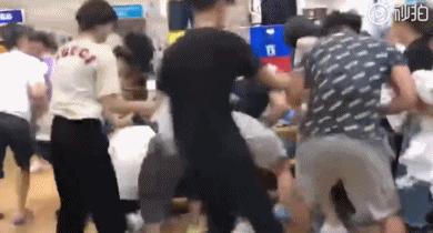 昨天,大型“丧尸”电影,在优衣库真实上演