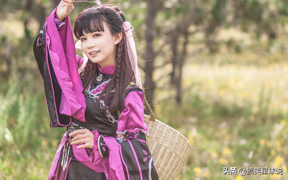 一个秃顶的老头路过一家药店，看到一种毛发再生特效药的广告