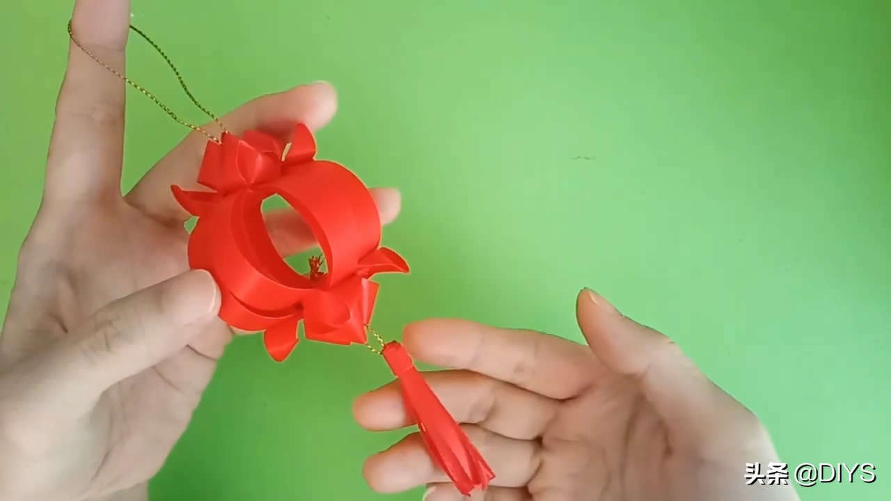 如何放飞折叠灯笼图解教程,彩带怎么制作一个简易灯笼