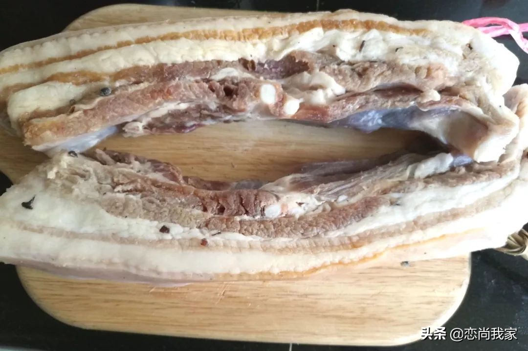 又到腌晒腊肉香肠的季节,又到了灌香肠腌腊肉的季节