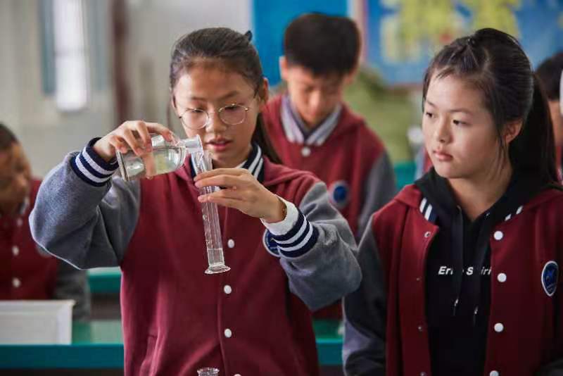 外国语里盛“国风”，这个“实验”既“好嗨”又雷人